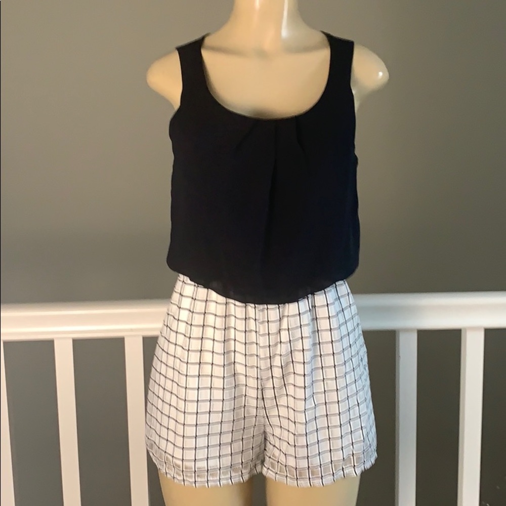 Style Rack- Romper black and white size Small